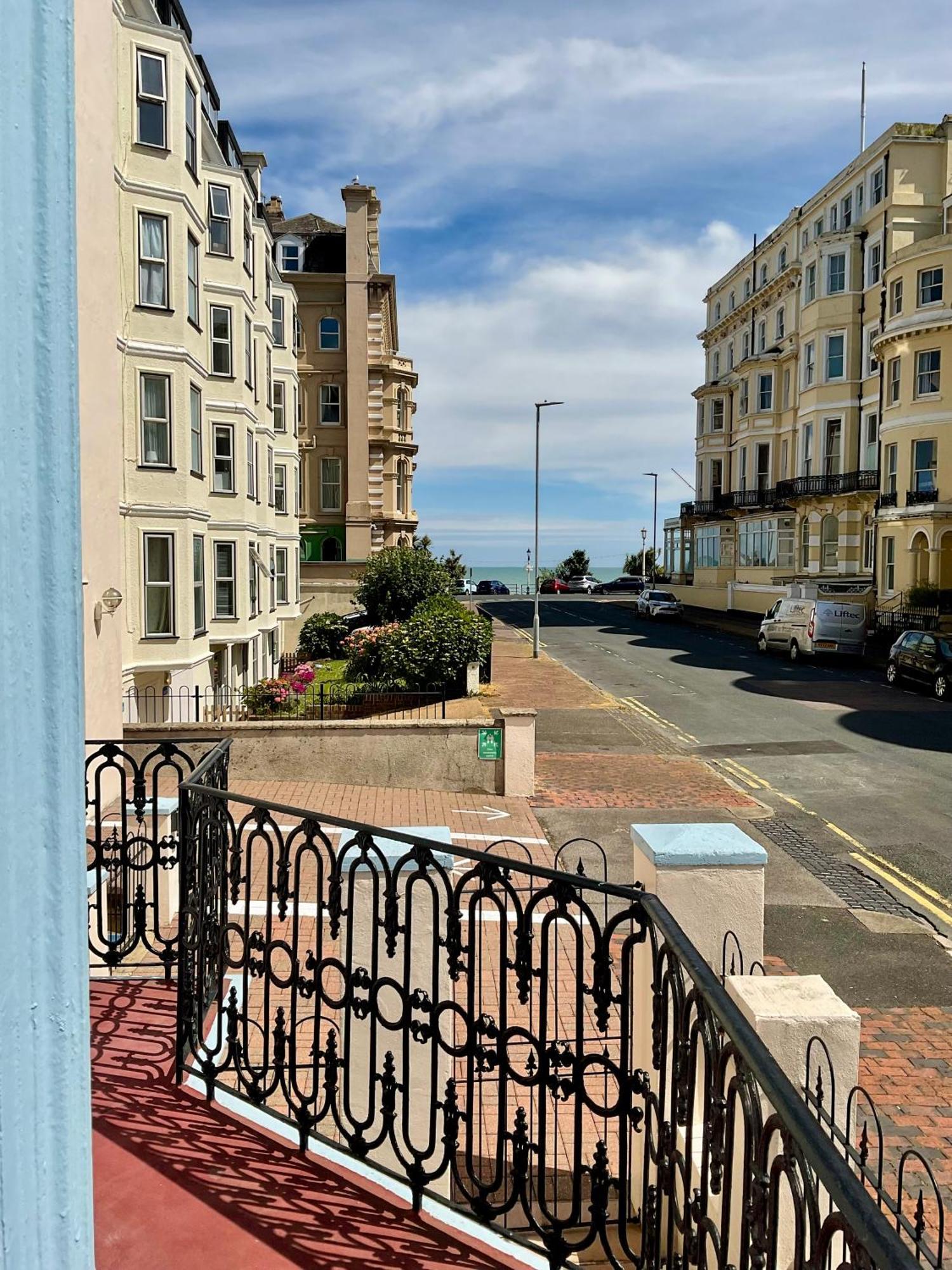 Vernon Guesthouse Eastbourne Bagian luar foto