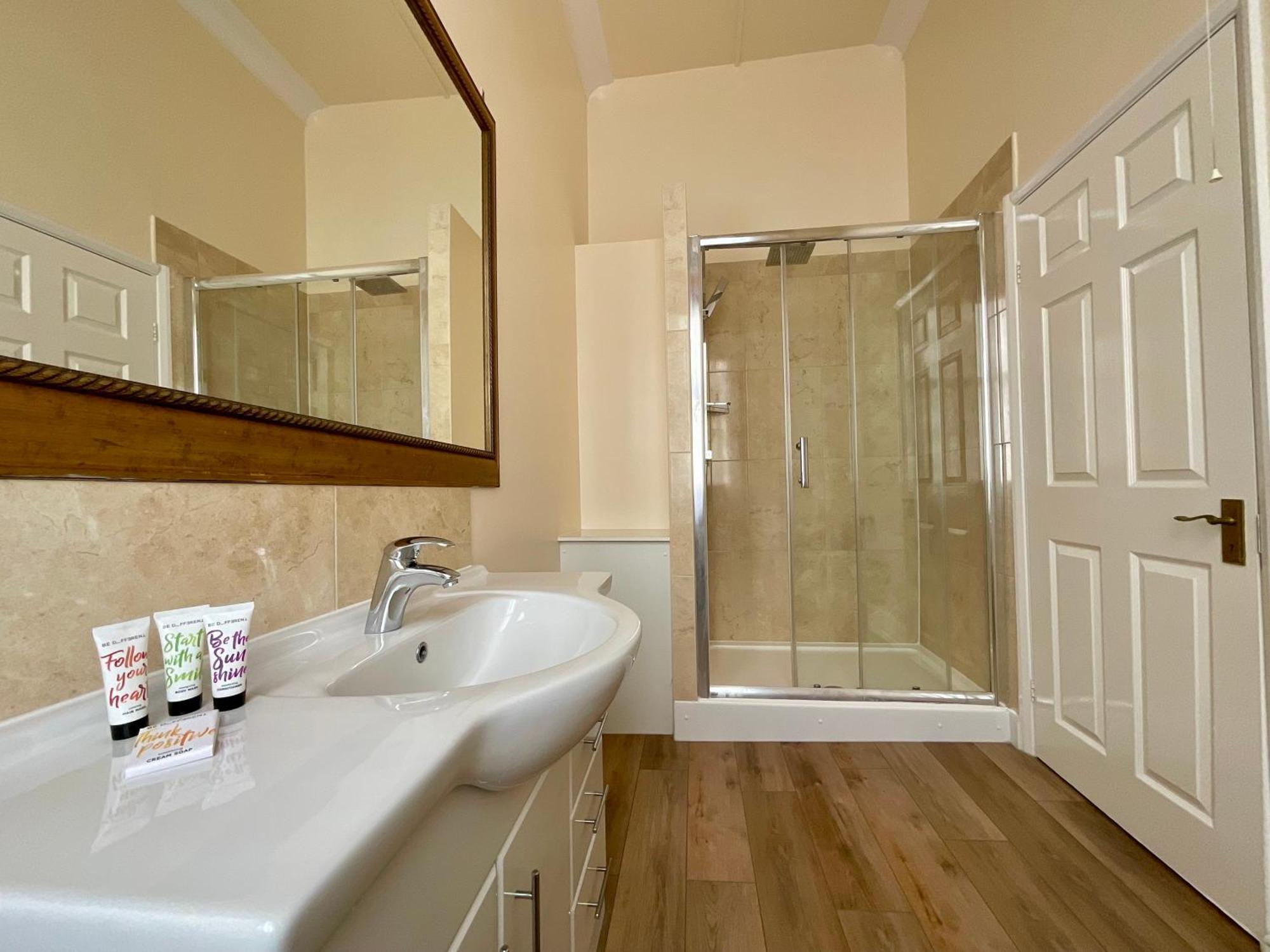 Vernon Guesthouse Eastbourne Bagian luar foto