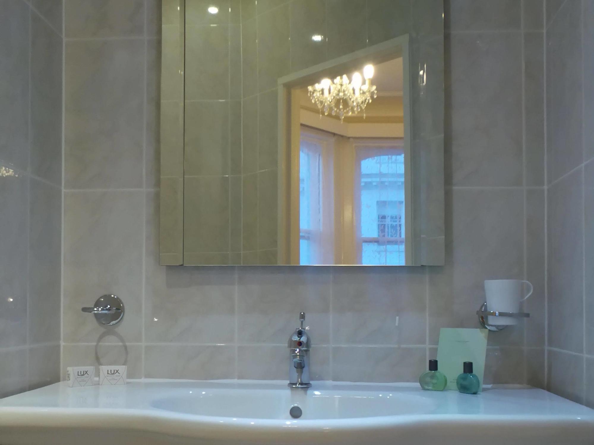 Vernon Guesthouse Eastbourne Bagian luar foto